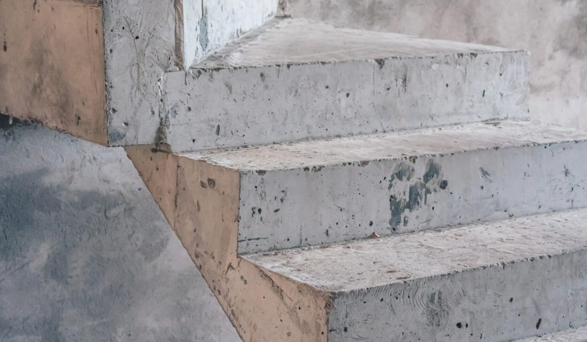 Jak naprawić schody betonowe krok po kroku?